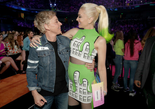 GwenStefani_2017KCA_GreenOutfit_HQPicsSpace_33930bb9a478b10347.jpeg