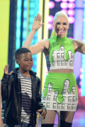 GwenStefani_2017KCA_GreenOutfit_HQPicsSpace_397a27021a4ed07424