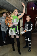 GwenStefani_2017KCA_GreenOutfit_HQPicsSpace_40970fbdaa7992cd63