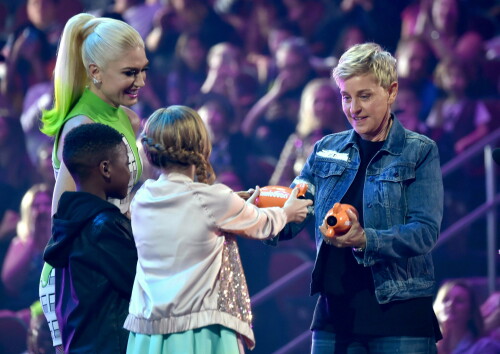 GwenStefani_2017KCA_GreenOutfit_HQPicsSpace_41b66e8b778754aefb.jpeg