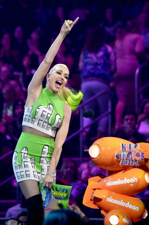GwenStefani_2017KCA_GreenOutfit_HQPicsSpace_42f3d7d2ee596eb5ea.jpeg