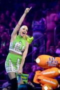 GwenStefani_2017KCA_GreenOutfit_HQPicsSpace_42f3d7d2ee596eb5ea