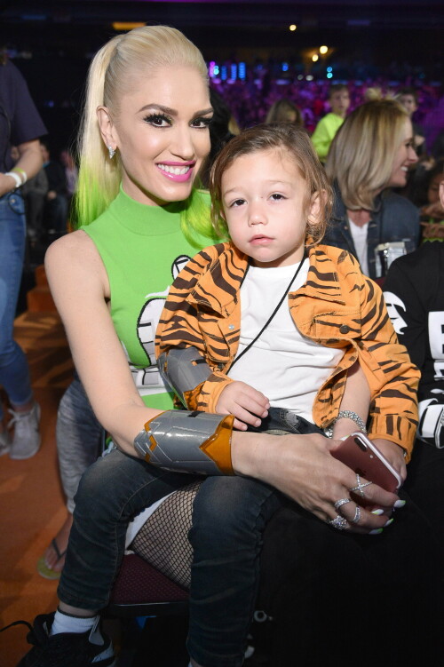 GwenStefani_2017KCA_GreenOutfit_HQPicsSpace_43b8531bd7f8c27906.jpeg