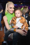 GwenStefani_2017KCA_GreenOutfit_HQPicsSpace_43b8531bd7f8c27906