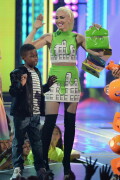 GwenStefani_2017KCA_GreenOutfit_HQPicsSpace_44cedd43a5af025260