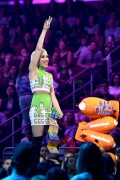 GwenStefani_2017KCA_GreenOutfit_HQPicsSpace_454a2397e57baf5e18