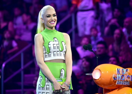 GwenStefani_2017KCA_GreenOutfit_HQPicsSpace_464489b0521e72a600.jpeg