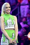 GwenStefani_2017KCA_GreenOutfit_HQPicsSpace_464489b0521e72a600