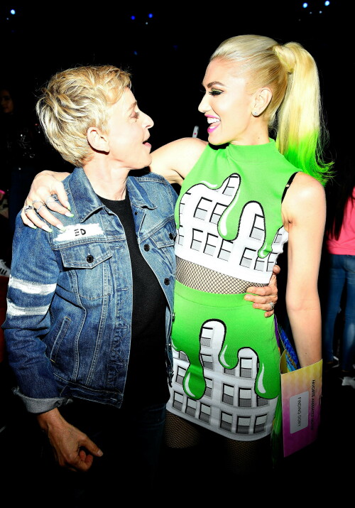GwenStefani_2017KCA_GreenOutfit_HQPicsSpace_49253e36d2a261deaa.jpeg