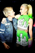 GwenStefani_2017KCA_GreenOutfit_HQPicsSpace_49253e36d2a261deaa