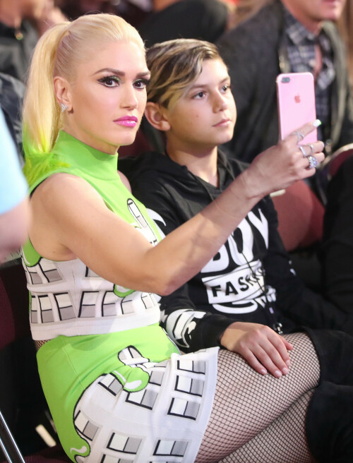 GwenStefani_2017KCA_GreenOutfit_HQPicsSpace_4b422fc9441c5a569.jpeg