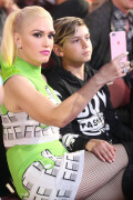 GwenStefani_2017KCA_GreenOutfit_HQPicsSpace_4b422fc9441c5a569