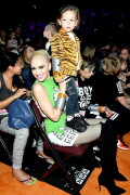 GwenStefani_2017KCA_GreenOutfit_HQPicsSpace_519477a8319c49a5f3