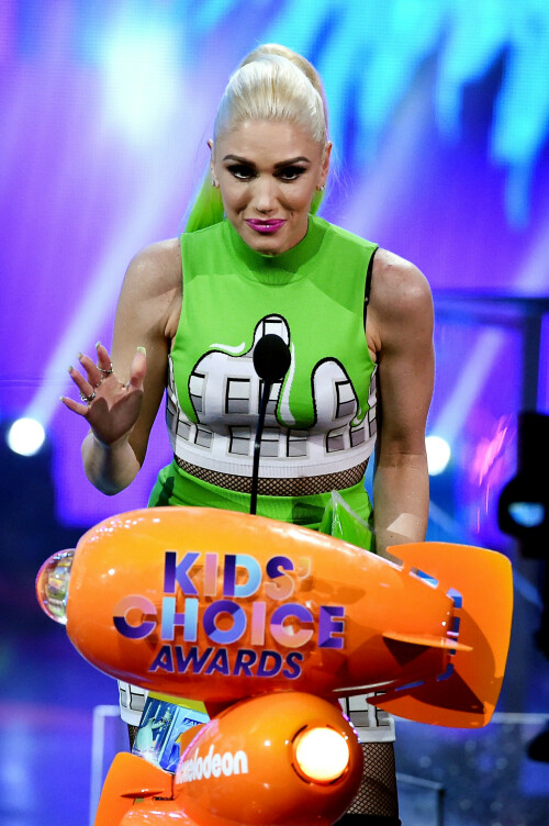 GwenStefani_2017KCA_GreenOutfit_HQPicsSpace_709e52f1498297e62.jpeg