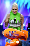 GwenStefani_2017KCA_GreenOutfit_HQPicsSpace_709e52f1498297e62