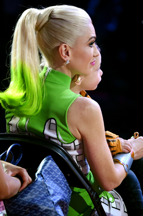 GwenStefani_2017KCA_GreenOutfit_HQPicsSpace_942e2b75124f3f240.jpeg