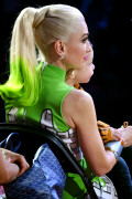 GwenStefani_2017KCA_GreenOutfit_HQPicsSpace_942e2b75124f3f240