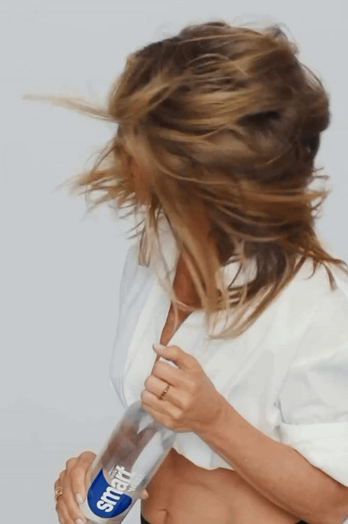 JenniferAniston_SmartwaterAd_Animations-12017ffa5b82a83090.gif