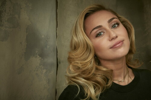 MileyCyrus_MusiCaresPersonOfTheYearShoot_Jan262018_5e88bd854079ffc51.jpeg