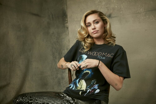 MileyCyrus_MusiCaresPersonOfTheYearShoot_Jan262018_7a9e81d25ce3f05bf.jpeg