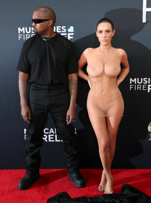 BiancaCensori_KanyeWest_2025GrammyAwards_64010eeee4e3236a5c.jpeg