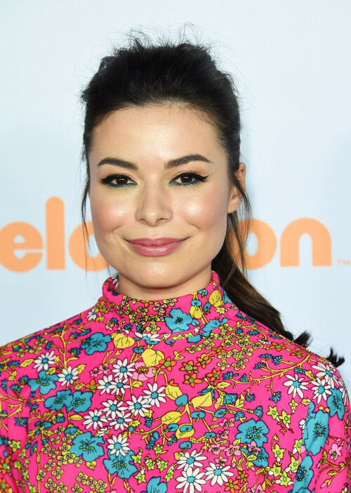MirandaCosgrove_2017KCA_HQPicsSpace_10066f5e43154f7ed2b.jpeg