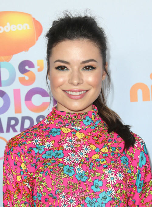 MirandaCosgrove_2017KCA_HQPicsSpace_106038005ba6ea914e9.jpeg