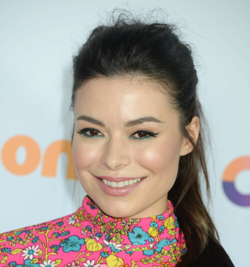 MirandaCosgrove_2017KCA_HQPicsSpace_10880f41ce6ba4ba77e.jpeg