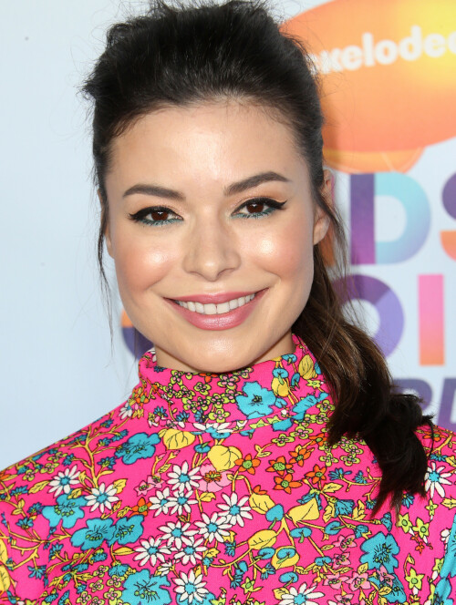 MirandaCosgrove_2017KCA_HQPicsSpace_1108d91a1e118a762e8.jpeg
