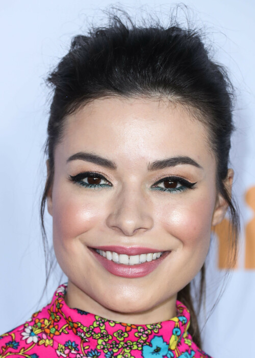 MirandaCosgrove_2017KCA_HQPicsSpace_1456455f4eb83283e8a.jpeg