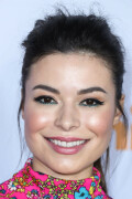 MirandaCosgrove_2017KCA_HQPicsSpace_1456455f4eb83283e8a