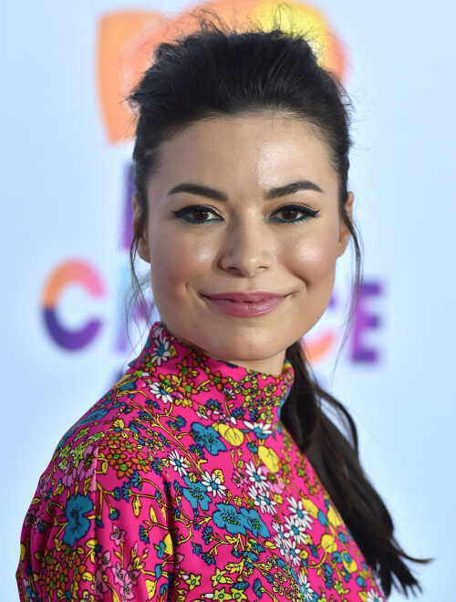 MirandaCosgrove_2017KCA_HQPicsSpace_153e77d26b24280e6f0.jpeg