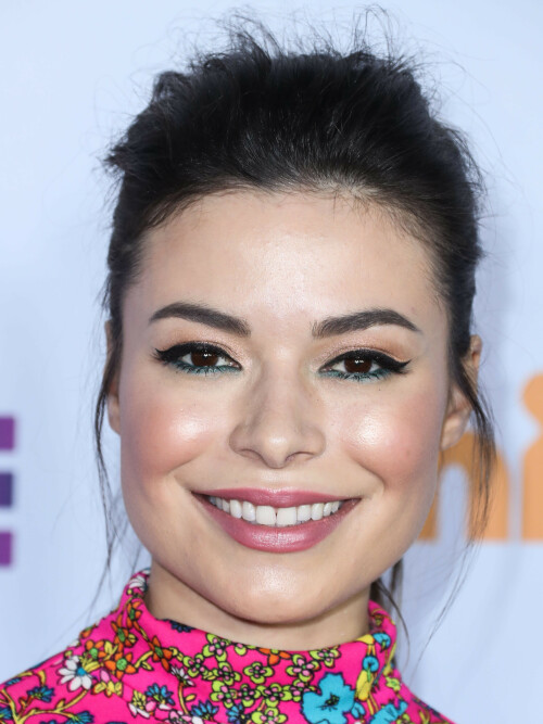 MirandaCosgrove_2017KCA_HQPicsSpace_1606746ca1f58b82f6e.jpeg