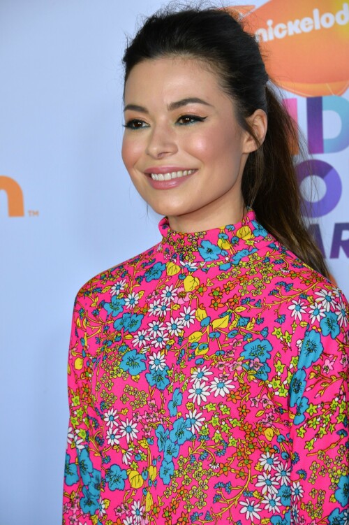 MirandaCosgrove_2017KCA_HQPicsSpace_17508ca4502ac6139dd.jpeg