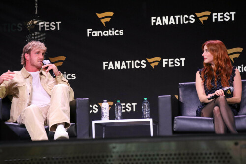 EmmaRoberts_FanaticsFest_June202025_24f97fc482f2a4e009.jpeg