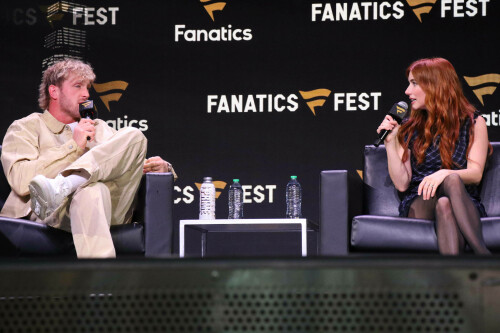 EmmaRoberts_FanaticsFest_June202025_25f80b551e2dad5d64.jpeg