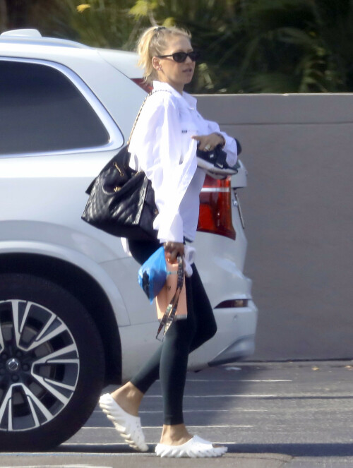 AnnaKournikova-_July142025_3fcba2b5a81a839e9.jpeg