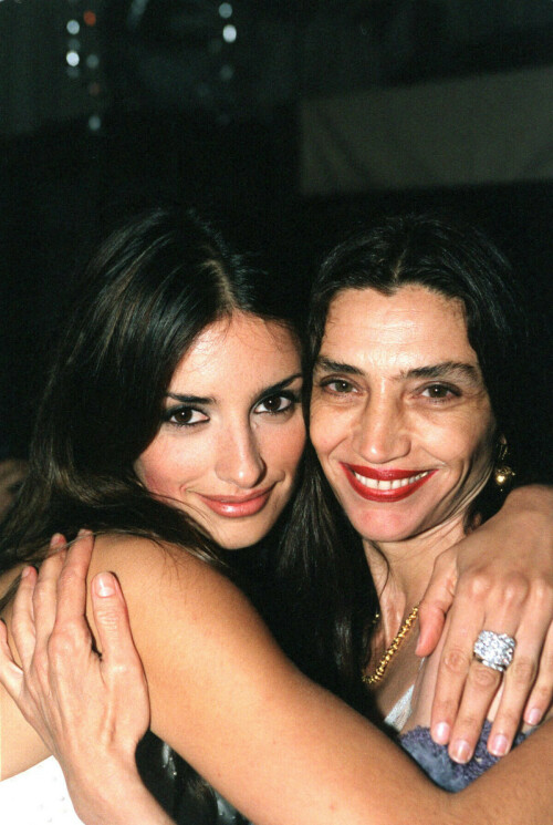 PenelopeCruz_Cannes_2000_11_87b46d4ff522bef3.jpeg