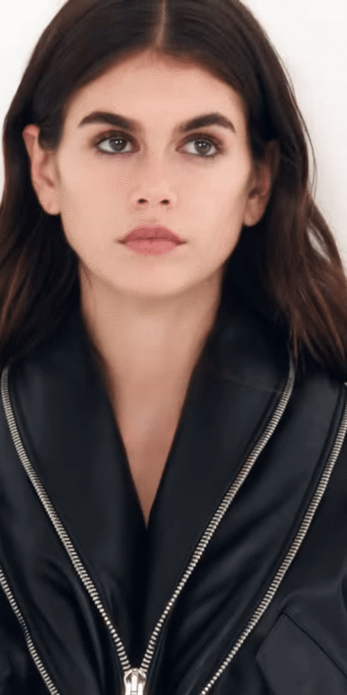 KaiaGerber_2025_Givenchy_HQpicsSpace_19_02152d6d98e77dd3.gif