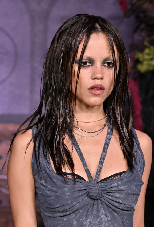 JennaOrtega_Wednesday_GraveyardGala-_August282025_218_a7eb3ccf4f2c9288.jpeg