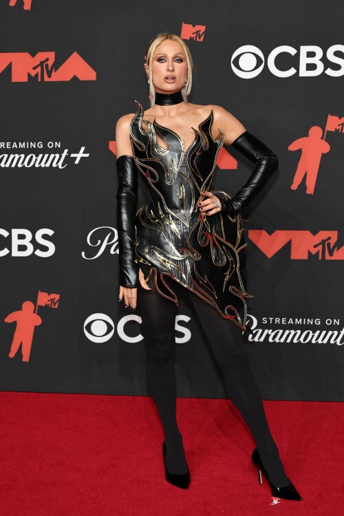 ParisHilton_2025VMAs_13_62ddb5d5cb1d07a0.jpeg