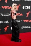 TaylorMomsen_2025VMAs_10_c40b70122a0bbc43