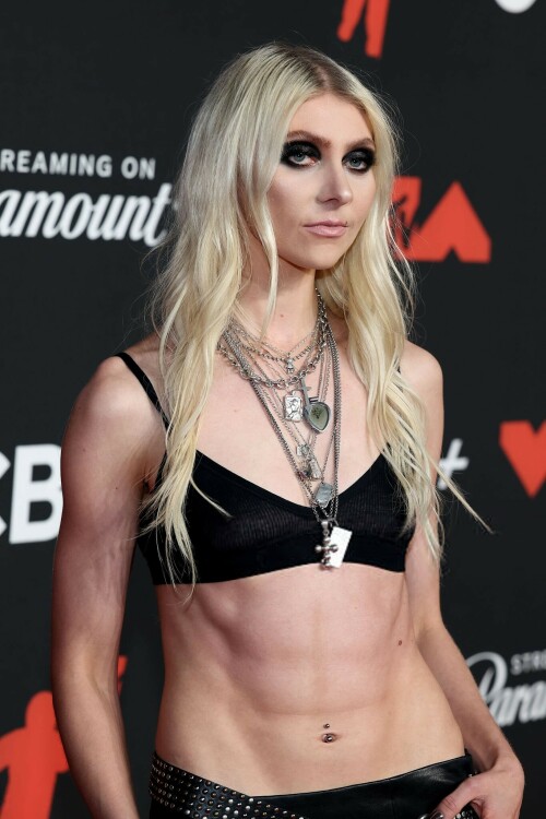TaylorMomsen_2025VMAs_11_69726c092ef6458b.jpeg