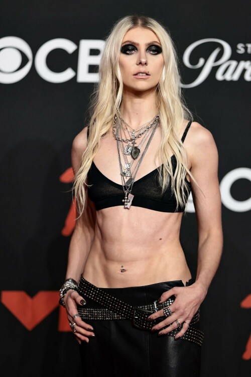 TaylorMomsen_2025VMAs_13_0a3a332b868e8b4d.jpeg