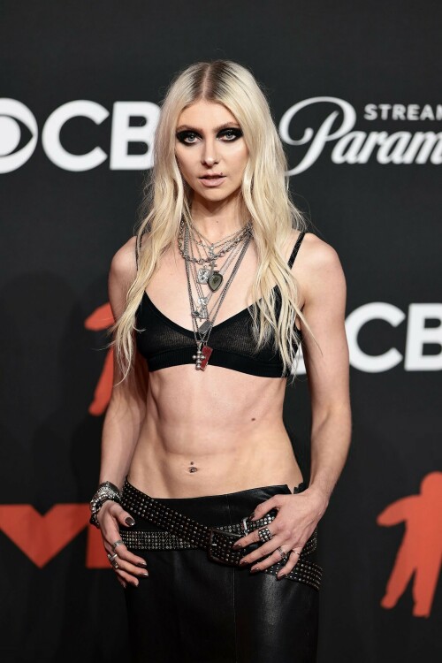 TaylorMomsen_2025VMAs_14_a47b834b3127d3ac.jpeg