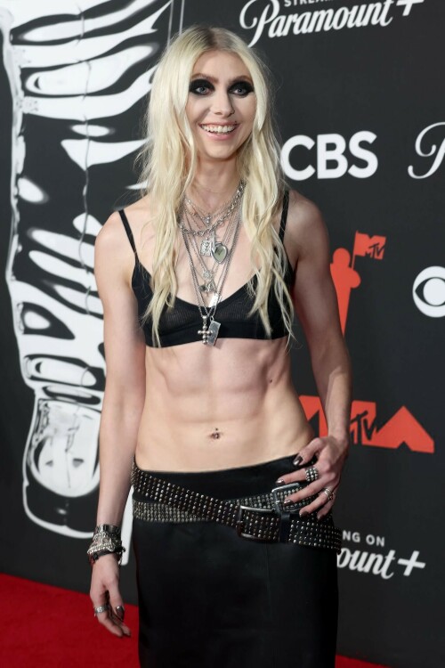 TaylorMomsen_2025VMAs_18_bd8ff7741883293f.jpeg
