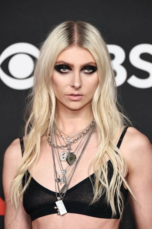TaylorMomsen_2025VMAs_19_d57a01e569c0f35c.jpeg