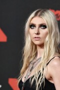 TaylorMomsen_2025VMAs_31_4c057d1c2f9a691a