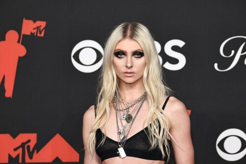 TaylorMomsen_2025VMAs_32_d2a44a0da9ca14ee.jpeg