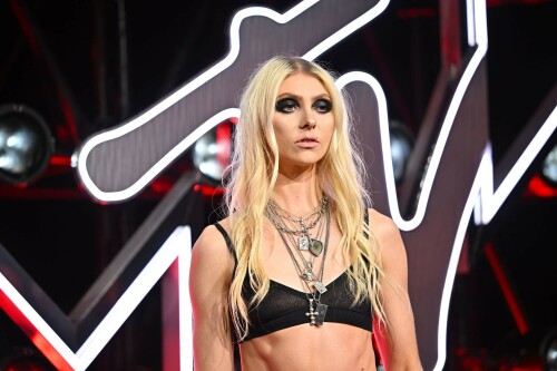 TaylorMomsen_2025VMAs_34_3337c9317d66a981.jpeg